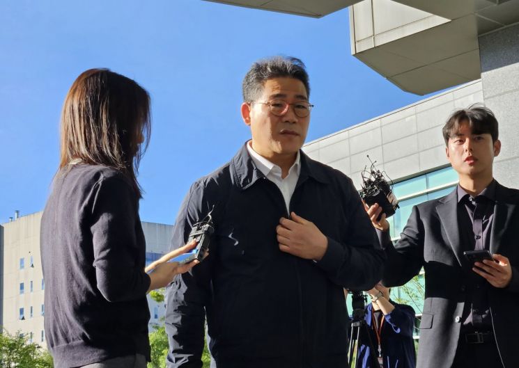 검찰 '세관 마약수사 외압 의혹' 합동수사팀으로 파견이 결정된 백해룡 경정이 16일 서울동부지검으로 첫 출근하며 취재진 질문에 답하고 있다. 연합뉴스