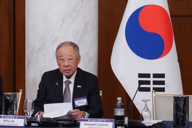 류진 한국경제인협회 회장이 지난 8월 25일(현지시간) 미국 워싱턴 DC 윌러드 호텔에서 열린 '한미 비즈니스 라운드테이블: 제조업 르네상스 파트너십'에서 인사말을 하고 있다. 연합뉴스.