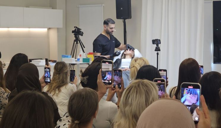 휴젤의 스웨덴 '리볼렉스 마스터 클래스'에서 유세프 하파르 박사가 현장 시연을 진행하고 있다. 휴젤