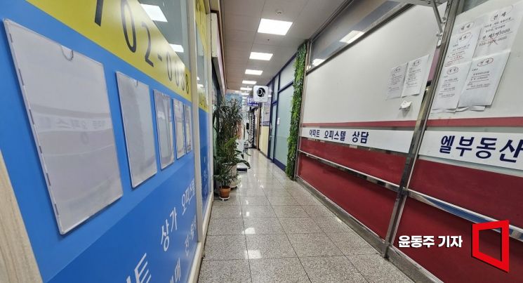 정부가 서울과 경기도 일부 지역에 '주택시장 안정화 대책'이 발표된 이후 매물을 줄어들고 전세 물량이 사라질수 있다는 우려가 나오고 있다. 16일 서울 마포의 한 부동산 매물 안내판의 전세 안내물에는 엑스(X)표시가 되어 있고, 매매 안내판은 비어 있다. 2025.10.16 윤동주 기자