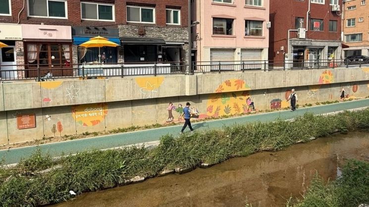 사계절 담은 야외갤러리로 재탄생한 방학천 콘크리트 옹벽. 도봉구 제공.