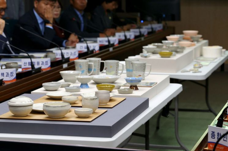 고흥군 분청문화박물관은 지난 13일 '고흥분청사기 특화상품 개발' 용역 중간 보고회를 개최하고, 전통 분청사기의 현대적 상품화와 생활도자 브랜드 구축 방향을 논의했다. 고흥군 제공