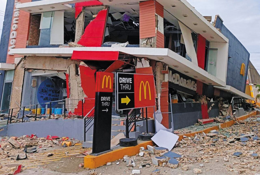 On the 1st, a magnitude 6.9 earthquake struck the waters near central Cebu in the Philippines, causing a McDonald's building in the city of Bogo on Cebu Island to collapse. The earthquake destroyed residential areas in Bogo and nearby regions, resulting in at least 31 deaths and over 140 injuries. /AP Yonhap News