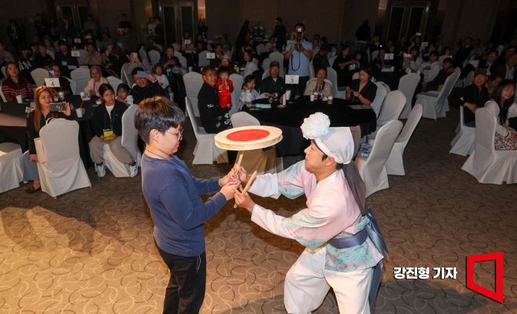 [포토] 전통공연 참여하는 다문화가족 어린이