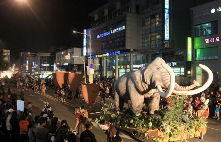서울시에서 유일하게 선사시대 배경으로 열리는 강동선사문화축제가 오는 17일부터 사흘간 열린다. 거리퍼레이드 모습. 강동구 제공.