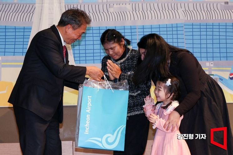 [포토] 국가별 대표 가정에게 기념품 전달하는 이학재 사장