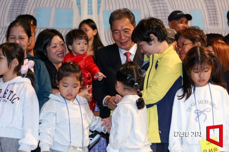 [포토] 다문화 가족과 대화하는 이학재 인천공항공사 사장