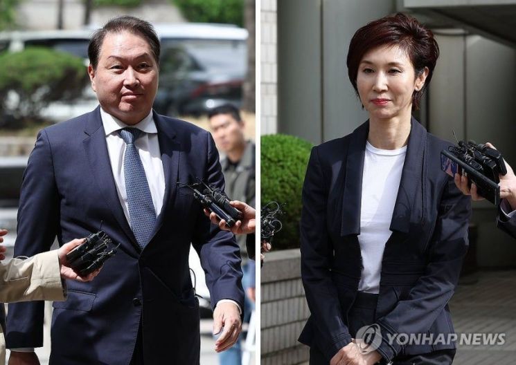 최태원 SK 회장과 노소영 아트센터 나비 관장이 지난해 4월16일 오후 서울 서초구 서울고등법원에서 열린 이혼 소송 항소심 공판에 출석한 모습. 연합뉴스