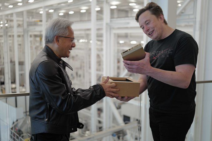 젠슨 황 엔비디아 최고경영자(왼쪽)가 미국 텍사스주 스페이스X 본사를 방문해 일론 머스크 최고경영자에게 최신 소형 슈퍼컴퓨터인 'DGX 스파크'를 직접 전달하고 있다. DGX스파크는 AI를 위한 슈퍼컴퓨터임에도 머스크 CEO의 손바닥 정도 크기에 불과하다. 엔비디아 X.