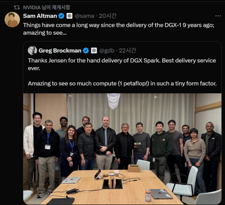 샘 올트먼 오픈AI 최고경영자가 신형 초소형 슈퍼컴퓨터 DGX 스파크를 직접 들고 온 젠슨 황 엔비디아 최고경영자와의 기념 사진을 공유했다. 젠슨 황은 9년 전 최초의 DGX 슈퍼컴퓨터를 선보였을 때도 오픈AI에게 직접 들고 가 전달했다. X.