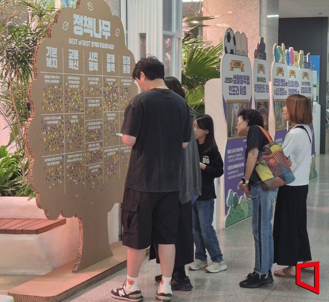 부천시민들이 '혁신·우수사례 전시회'에 마련된 정책나무에 'BEST of BEST 사례'를 투표하고 있다. 경기 부천시
