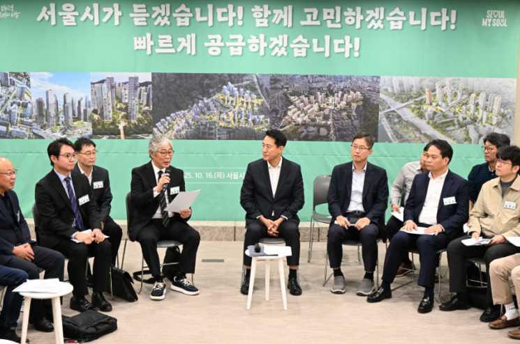 오세훈 서울시장이 16일 서울시 정비사업연합회 주민대표들과 인사를 나누고 있다. 서울시 제공