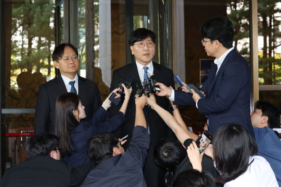 최태원 SK그룹 회장과 노소영 아트센터 나비 관장의 이혼 소송 상고심 선고가 파기환송으로 판결이 난 지난 16일 서울 서초구 대법원 앞에서 최 회장 측 변호인단인 민철기(왼쪽부터)·이재근 변호사가 판결 결과에 대한 입장을 발표하고 있다. 연합뉴스