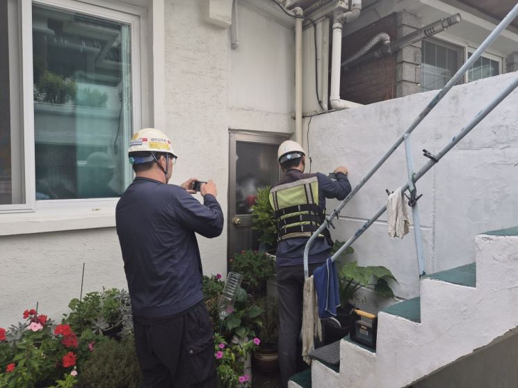 16일 오전 공사 관계자들이 집 외부를 점검하는 모습. 송보현 기자