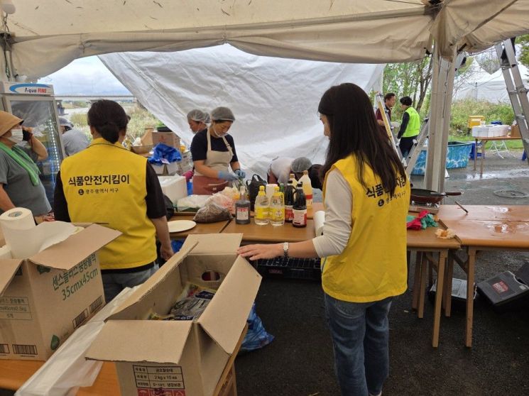 광주 서구가 16일 서창억새축제 행사장에서 내 한시적 운영 음식점과 푸드트럭 등을 대상으로 위생 점검을 실시했다. 광주 서구 제공