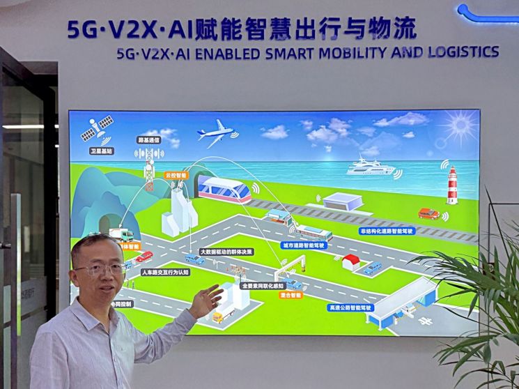 런쉐펑 화리즈싱(華礪智行) 부사장이 자율주행을 가능케 한 V2X 솔루션을 소개하고 있다. 화리즈싱은 로보택시뿐만 아니라 항만, 공단, 광산 등 산업 현장에서도 자율주행 기술을 구현할 수 있다. 장희준 기자