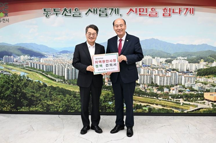 박형덕 동두천시장(오른쪽)이 16일 시청을 방문한 김동연 경기도지사에게 동두천 미군공여지 지원정책과 특별조정교부금 배정 등 주요 현안에 대한 실질적 지원을 요청하는 건의서를 전달하고 있다. 동두천시 제공