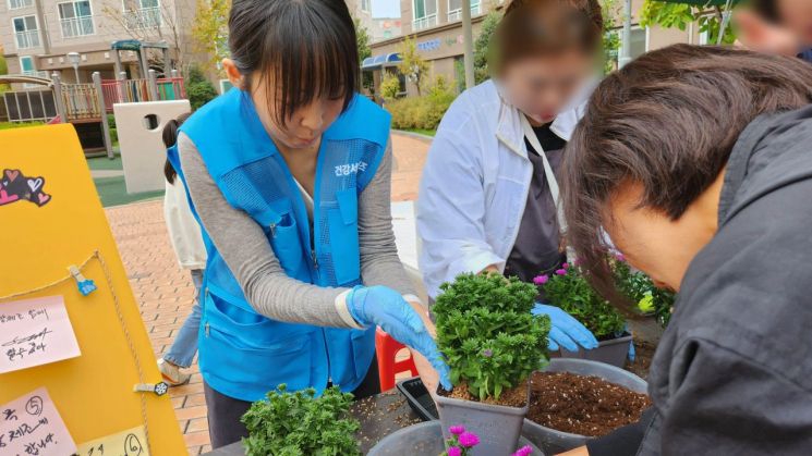 지난해 광주 광산구 수완동 원당산공원에서 열린 ‘수완 건강마을 축제’에서 주민들이 원예 체험 프로그램에 참여하고 있다. 광산구 제공