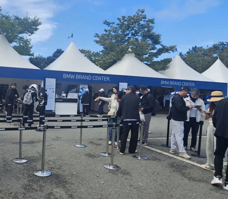 'BMW 레이디스 챔피언십 2025' 행사장 내 설치된 통제선(안전가이드라인) 주변으로 방문객들이 모여있는 모습. 이준경 기자