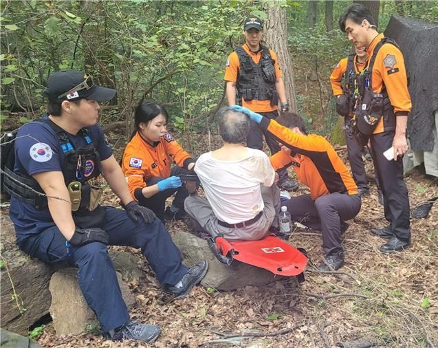 구조된 후 구급대원에게 응급처치를 받는 모습, 성남소방서 제공