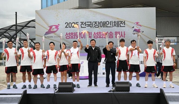 기장군이 기장현대드림볼파크에서 전국체육대회 성화맞이 행사를 열고 있다.  기장군 제공