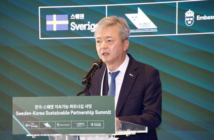 한국무역협회가 16일 서울시 용산구 그랜드하얏트호텔에서 비즈니스 스웨덴과 공동으로 개최한 '한국-스웨덴 지속가능 파트너십 서밋'에서 한국무역협회 이인호 부회장이 환영사를 하고 있다. 한국무역협회