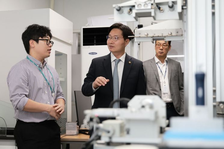 구혁채 과기정통부 1차관이 16일 대전 한국화학연구원 촉매합성 자동화 실험실을 방문하여 설명을 듣고 있다. 화학연 제공.
