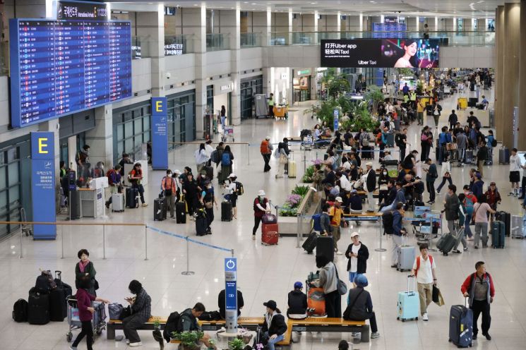 인천국제공항 입국장이 귀국한 시민들로 붐비고 있다. 연합뉴스