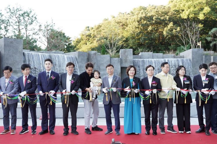신상진 성남시장 등 참석자들이 16일 중원구 일대에서 열린 '대원공원 내 테마공원 개장식'에서 테이프커팅을 하고 있다. 성남시 제공
