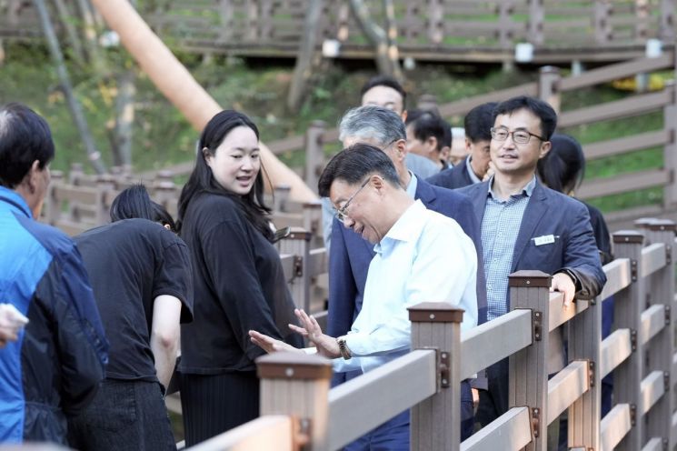 신상진 성남시장이 16일 중원구 일대에서 열린 '대원공원 내 테마공원 개장식'에서 시민들과 소통하고 있다. 성남시 제공