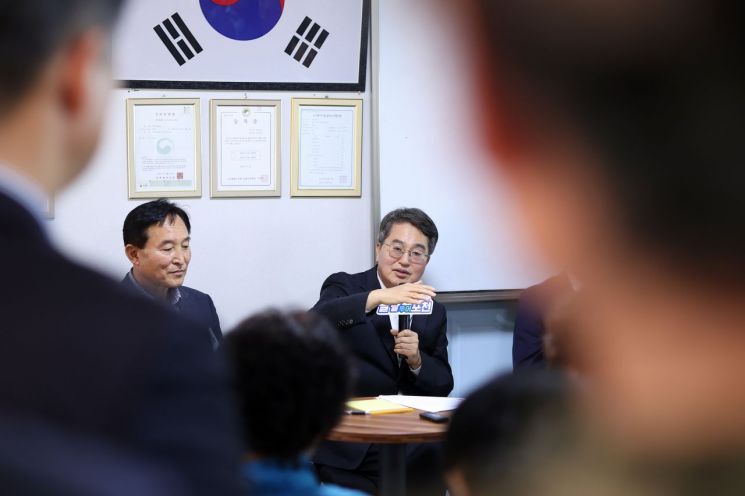 김동연 경기도지사가 16일 포천시 마치미마을에서 열린‘경기RE100 최우수마을 현판 제막식’에서 인사말을 하고있다. 경기도 제공