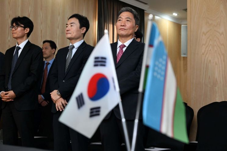 이학재(오른쪽) 인천공항공사 사장이 지난 15일(현지시간) 우즈베키스탄 타슈켄트 롯데호텔에서 열린 우르겐치공항 개발 및 운영 계약 체결식에 참석하고 있다. 공항사진기자단 연합뉴스