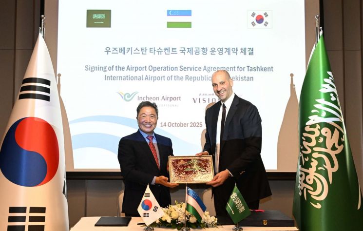 이학재 인천공항공사 사장(왼쪽)과 오마르 알미다니 비전 인베스트먼트 대표가 지난 14일(현지시간) 우즈베키스탄 타슈켄트 인터컨티넨탈 호텔에서 열린 타슈켄트 신공항 운영계약 체결식에서 기념촬영을 하고 있다. 공항사진기자단 연합뉴스