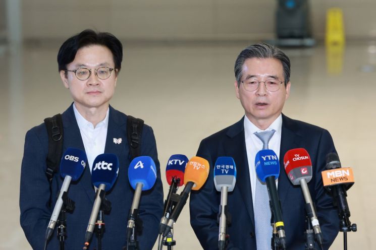 한미 관세 협상 후속 논의와 관련 하워드 러트닉 미국 상무부 장관과 협상할 예정인 김용범 대통령실 정책실장(오른쪽)이 16일 인천국제공항 제2여객터미널을 통해 미국 워싱턴D.C.로 출국하기에 앞서 발언하고 있다. 왼쪽은 김정관 산업통상부 장관. 연합뉴스