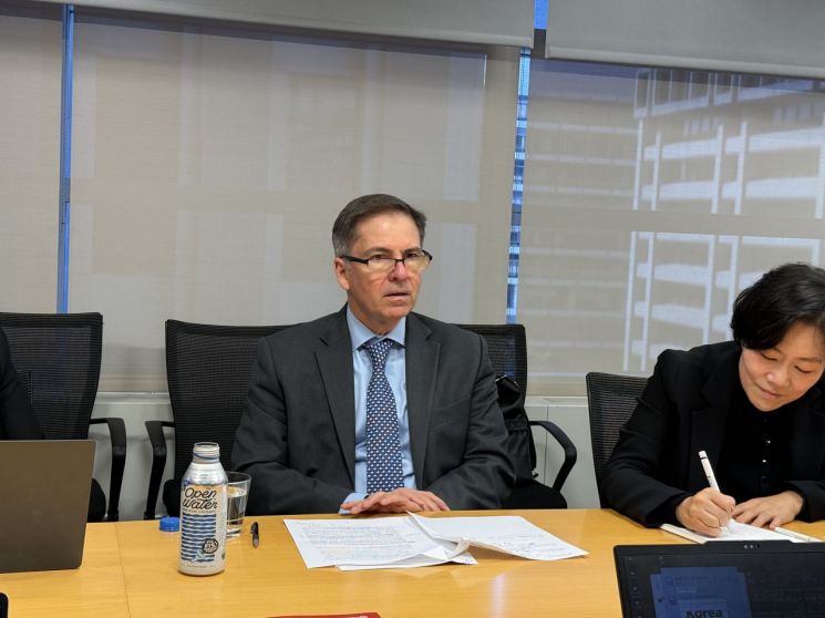 세계은행(WB) 동아시아·태평양(EAP) 지역의 새로운 수장이 된 카를로스 펠리페 자라밀로 부총재는 15일(현지시간) 미국 워싱턴D.C. 세계은행에서 주요 20개국(G20) 재무장관회의 동행기자단과 인터뷰를 하고 있다.