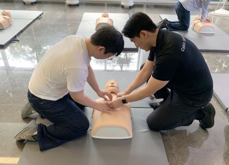 에어부산 사옥에서 진행된 산업재해 비상대응 훈련에 참여한 임직원이 심폐소생술 교육을 받고 있다. 에어부산 제공