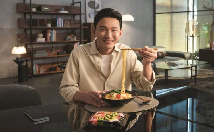 더핫열라면은 광고 없이 입소문만으로 출시 3주 만에 200만개를 판매했고, 현재 누적 330만개가 팔렸다. 황정민 배우가 TV 광고를 통해 알린 '마열라면' 이상의 흥행이다.