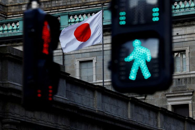 한때 세계 2위 경제 대국이었던 일본이 오는 2030년에는 명목 국내총생산(GDP) 기준 경제 규모가 6위까지 하락할 것이라는 전망이 나왔다. 로이터연합뉴스