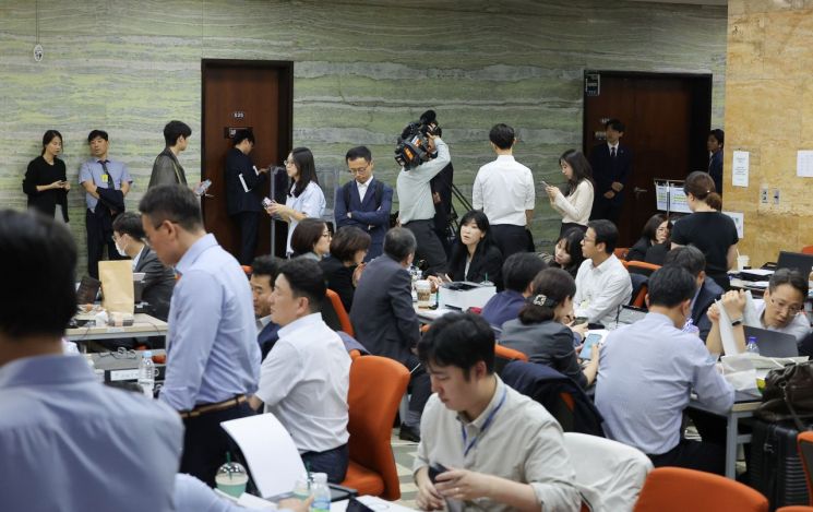 16일 서울 여의도 국회 과학기술정보방송통신위원회에서 열린 2025년도 국정감사에서 최민희 위원장이 취재진 퇴장을 선언한 뒤 회의가 비공개로 진행되는 가운데 피감 기관 관계자, 취재진이 입장을 기다리고 있다. 연합뉴스 제공
