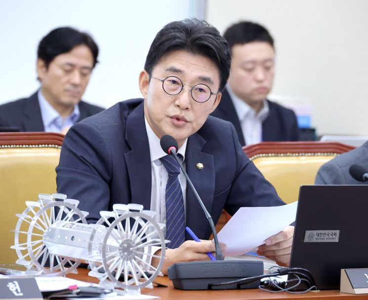더불어민주당 노종면 의원이 16일 서울 여의도 국회 과학기술정보방송통신위원회에서 열린 2025년도 국정감사에서 질문을 하고 있다. 연합뉴스 제공
