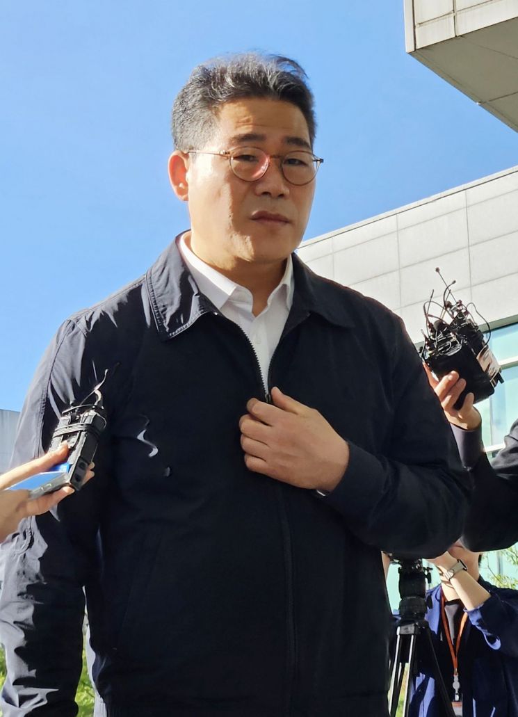 검찰 '세관 마약수사 외압 의혹' 합동수사팀으로 파견이 결정된 백해룡 경정이 16일 서울동부지검으로 첫 출근하며 취재진 질문에 답하고 있다. 연합뉴스