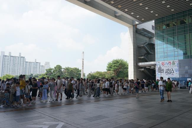 Entrance queue lined up in front of the permanent exhibition hall. Provided by the National Museum of Korea