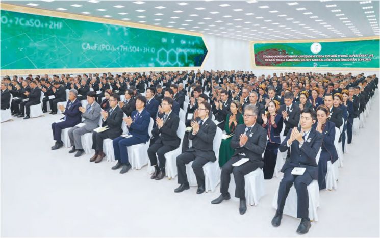지난 15일 투르크메니스탄 투르크메나밧에서 열린 '미네랄 비료 플랜트' 기공식에 참석한 정원주 대우건설 회장과 임직원들. 대우건설