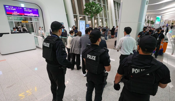 지난 15일 인천국제공항 제2여객터미널 탑승구에서 인천국제공항 경찰단 대테러기동대 대원들과 안보팀 관계자들이 캄보디아행 항공편 한국인 승객들을 대상으로 위험방지를 위해 질의응답 등 안전활동을 하고 있다. 연합뉴스
