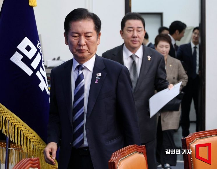 [포토] 최고위원회의 참석하는 정청래