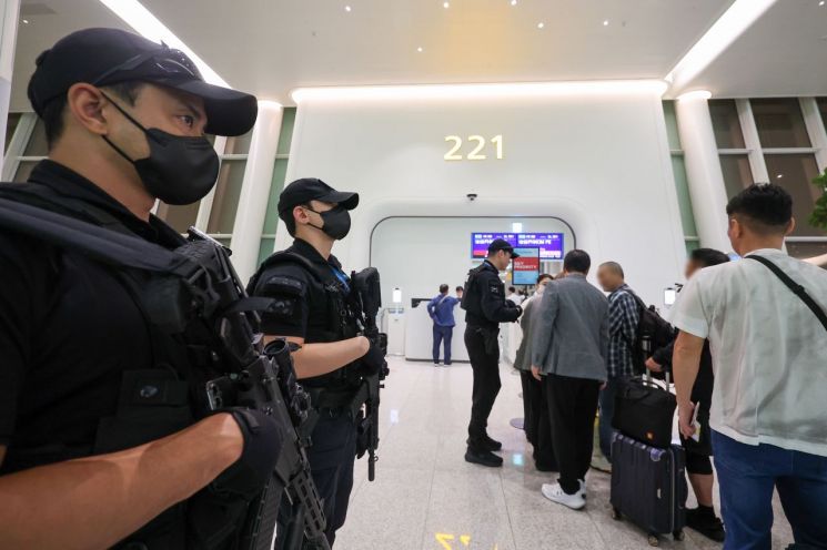 15일 인천국제공항 제2여객터미널 탑승구에서 인천국제공항 경찰단 대테러기동대 대원들과 안보팀 관계자들이 캄보디아행 항공편 한국인 승객들을 대상으로 위험방지를 위해 질의응답 등 안전활동을 하고 있다. 연합뉴스
