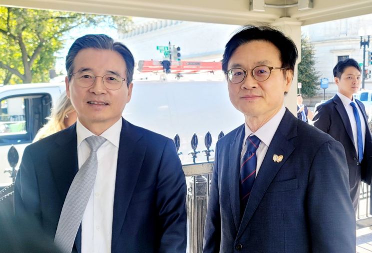 김용범 대통령실 정책실장(왼쪽)과 김정관 산업통상부 장관이 16일(현지시간) 미국 백악관 예산관리국(OMB) 방문을 위해 워싱턴DC 백악관 아이젠하워 행정동을 찾았다. 연합뉴스