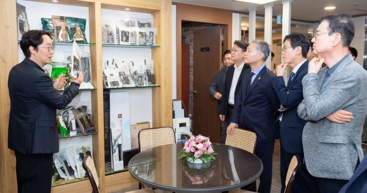 Where Did 13 Busan Leaders Gather?... Pukyong National University Hosts "Talking About Busan"