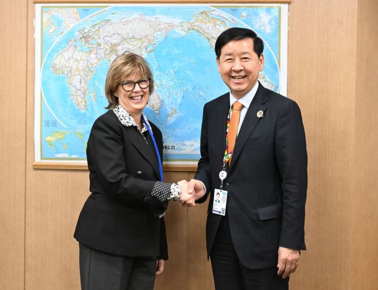 주요20개국(G20) 재무장관회의와 국제통화기금 및 세계은행(IMF/WB) 연차총회 참석차 미국 워싱턴D.C.를 방문중인 구윤철 부총리 겸 기획재정부 장관이 16일(현지시간) 국제통화기금(IMF)에서 발레리 위흐뱅 유로클리어 그룹대표(CEO)와 면담에 앞서 악수하며 인사를 하고 있다.(사진=기획재정부)