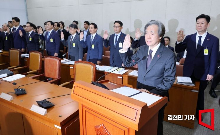 [포토] 국정감사 선서하는 정기석 이사장